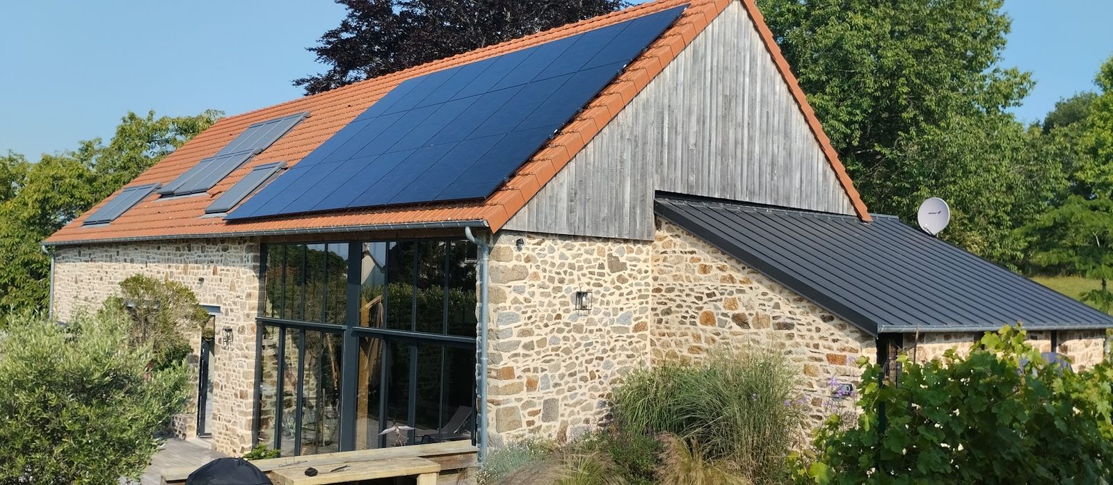 Maison panneaux solaires à Dragey Ronthon en Bretagne