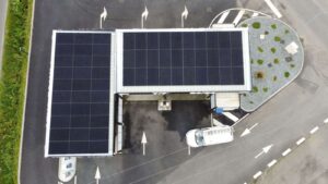 Installation de panneaux solaires en entreprise